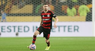 Jorginho dá assistência açucarada em estreia pelo Flamengo e empolga torcedores