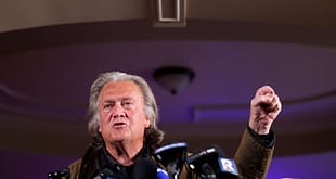 Ex-estrategista de Trump, Steve Bannon compara Moraes de “vilão do Batman”