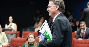 Ministros do STF veem risco de fuga de Bolsonaro com apoio de Trump, diz jornal