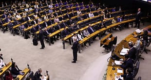 Centrão assina urgência de PL que permite ao Congresso demitir diretoria do BC