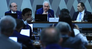 Relator da PEC da Blindagem afirma que proposta protege criminosos e pede rejeição