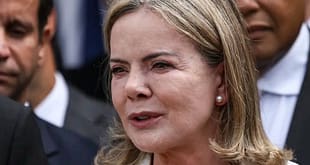Gleisi chama Tarcísio de ‘candidato fantoche’, que busca indultar Bolsonaro