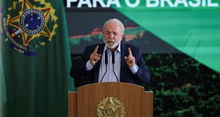 Tarcísio demonstrou ser um serviçal de Bolsonaro, diz Lula