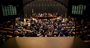 Com pautas de interesse próprio, Câmara adia isenção do IR, crucial para Lula