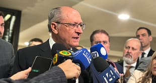 Alckmin diz que reverter tarifaço do café está na lista de prioridades de Lula