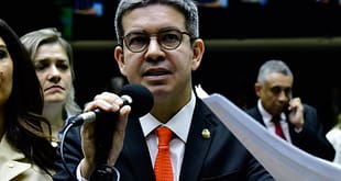Líder do governo Lula cita Pacheco e Messias para sucessão de Barroso no STF