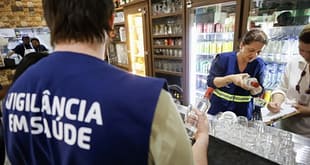 Maioria dos brasileiros culpa facções por bebidas adulteradas com metanol, diz Quaest