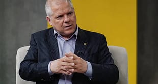Ex-presidente do INSS mantém silêncio na CPI e relator ameaça prisão