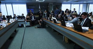 Com articulação do governo, CPI do INSS rejeita convocar irmão de Lula