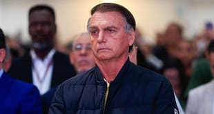 Advogados pedem a STF que libere contato por telefone com Bolsonaro preso em casa