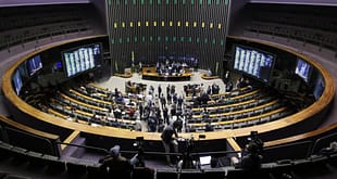 Câmara tenta votar projeto Antifacção com texto sob disputa entre governo e direita