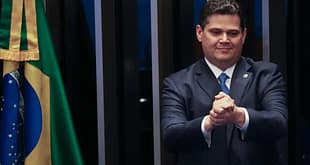 União entre Freixo e Alcolumbre faz Amapá destinar R$ 10 mi a enredo da Mangueira