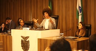 Deputado Renato Freitas quebra o nariz após trocar chutes e socos em Curitiba