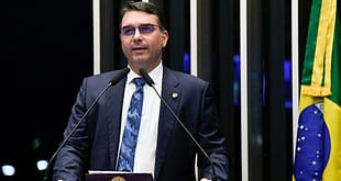 Flávio Bolsonaro chama julgamento do STF de ‘farsa’ e acusa Moraes de ‘vingança’
