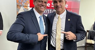 Em meio a discussão sobre sucessão de Bolsonaro, Flávio posta foto com Tarcísio