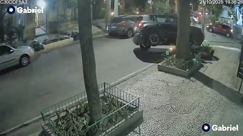 Motorista joga carro contra ladrões em moto