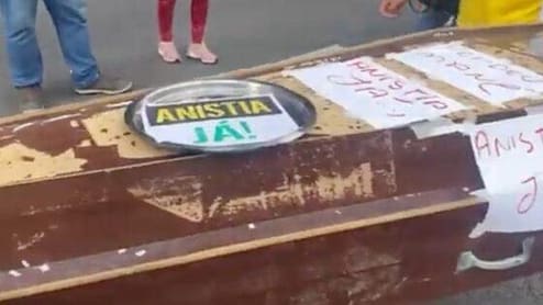 Manifestantes criticaram o ministro Alexandre de Moraes.