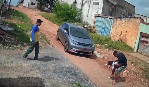 O policial acompanhou a família até uma unidade de saúde da região, onde a menina recebeu atendimento médico e passa bem.