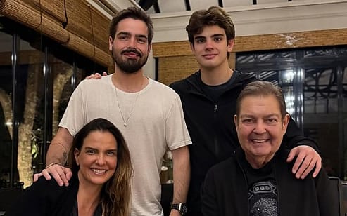 Todo sorridente, o comunicador posou para uma foto ao lado da família.