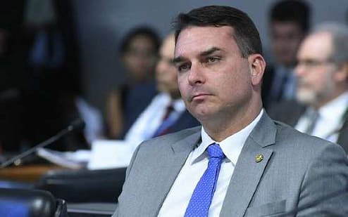 O senador Flávio Bolsonaro (PL-RJ) diz que o ex-presidente precisa de alimentação especial.