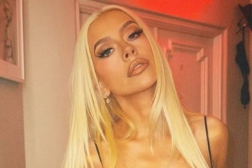 A gravação mostra o momento em que ela está dando autógrafos a um grupo de fãs.