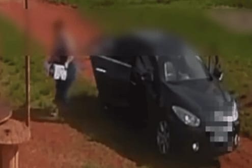 Um vídeo cedido ao Metrópoles mostra o momento em que a mulher desce de um veículo Renault Fluence preto.