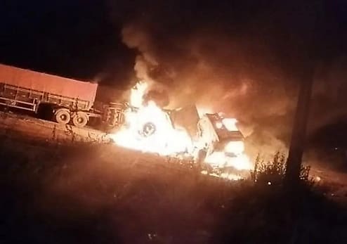 A colisão, que envolveu três carretas Volvo FH 540, ocorreu por volta das 19h15, nas proximidades do Posto Cerradão