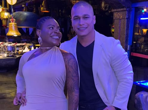 Jojo posa com novo namorado