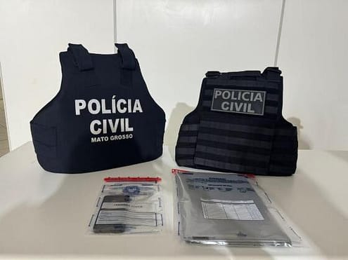 Aparelho celular e notebook do professor foram apreendidos.