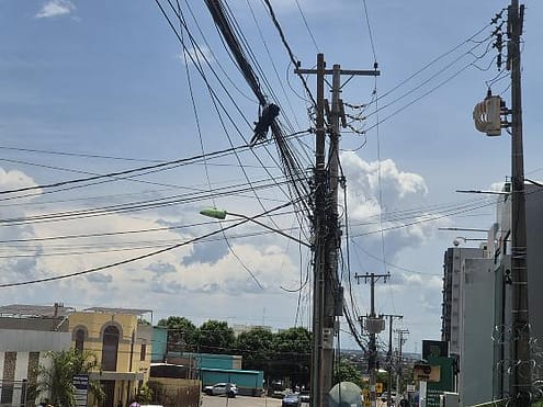 A medida dispõe sobre novas regras para a retirada de fios e cabos inutilizados dos postes localizados nas vias públicas de Cuiabá.